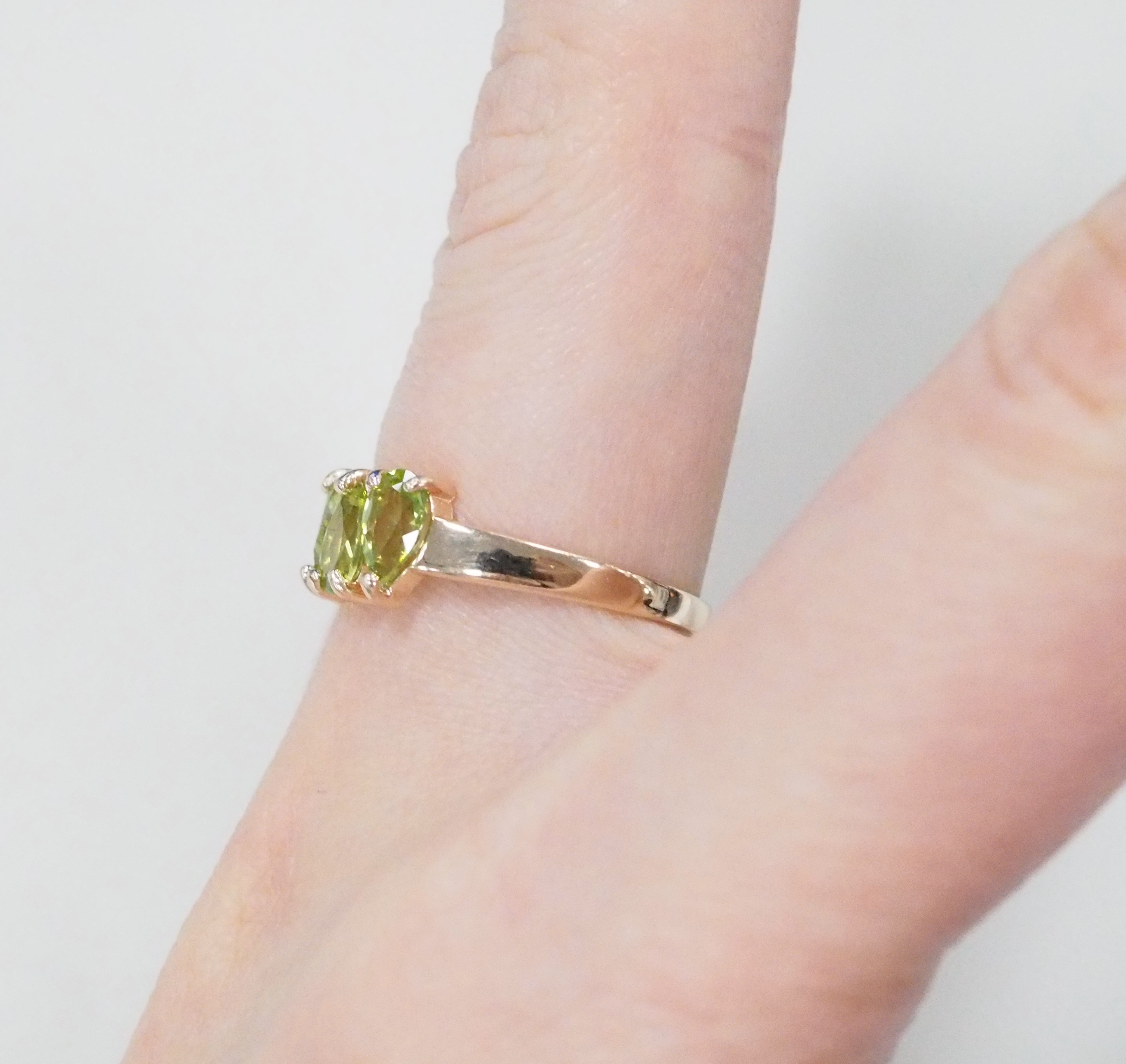 Серебряное кольцо с хризолитами